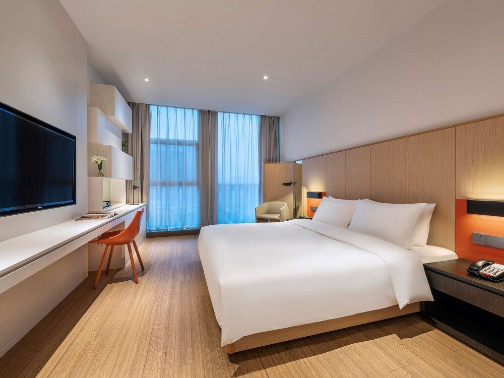 Standard Room, 1 King Bed