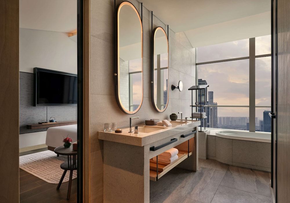 Andaz Deluxe Suite with River View