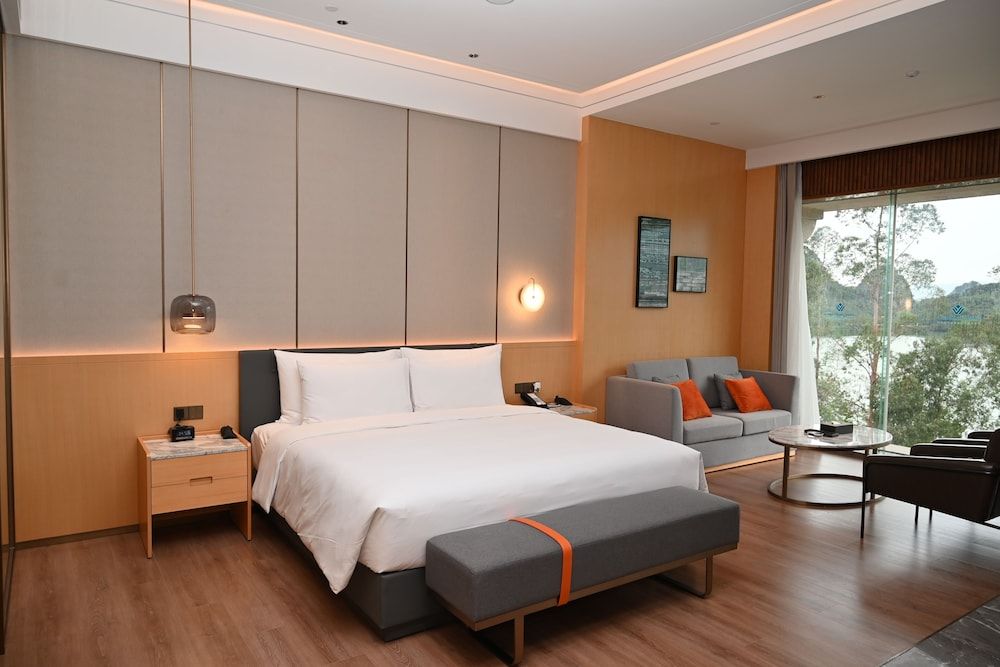 Deluxe Presidential Duplex Suite
