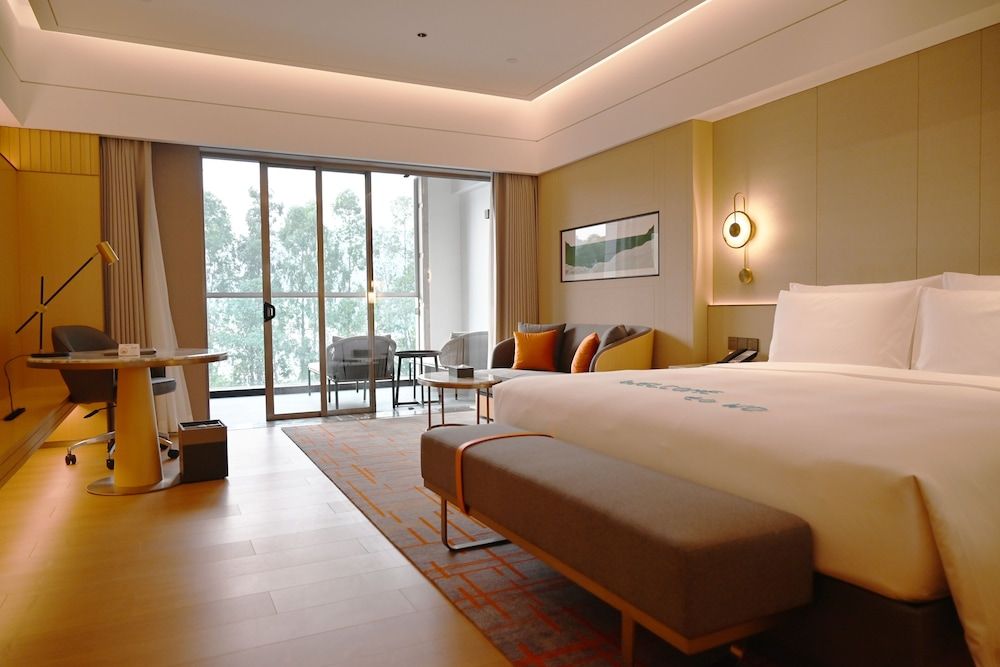 Executive Room, 1 King Bed, Lake View (Deluxe Hot Pool)