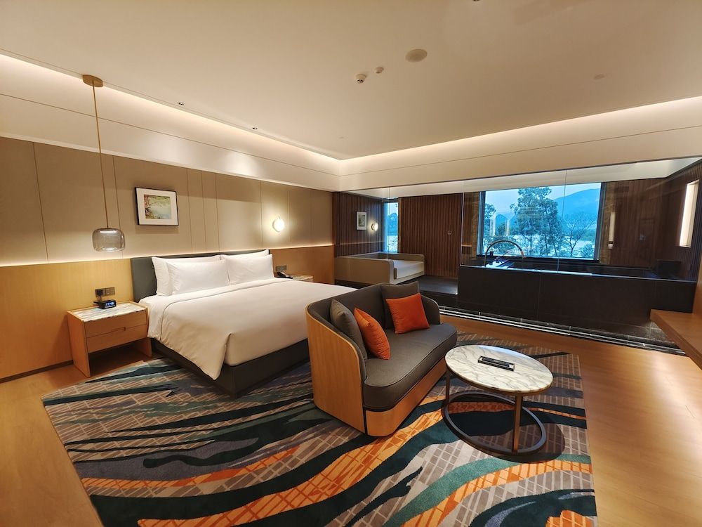Executive Suite, Multiple Beds (Hot Pool)