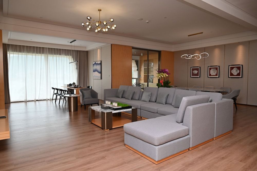 Deluxe Presidential Duplex Suite