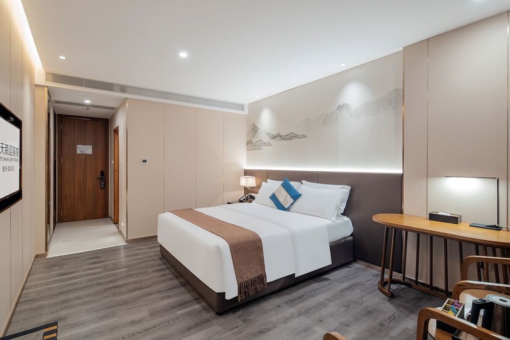 White Swan Guest House Deluxe Double Room 5