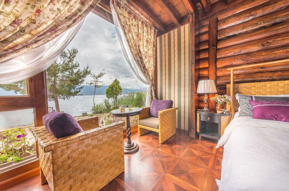 Family Room with Lake View(1 Floor)