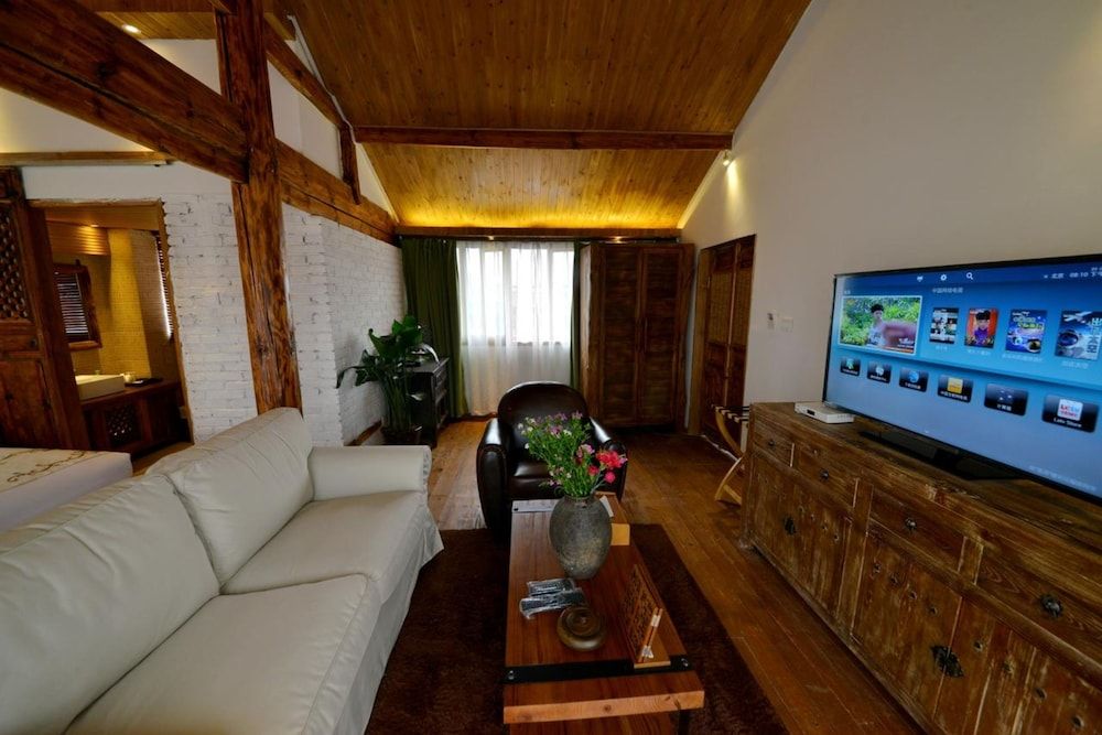 Lijiang Seven Island Resort Deluxe Room 6