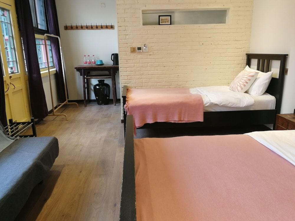 Fly By Knight Courtyard Hotel Exclusive Family Room 4