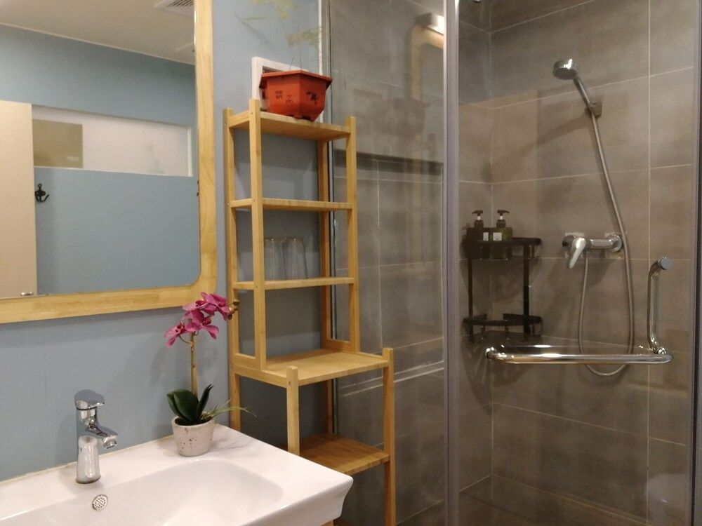 Fly By Knight Courtyard Hotel Standard Family Room 2