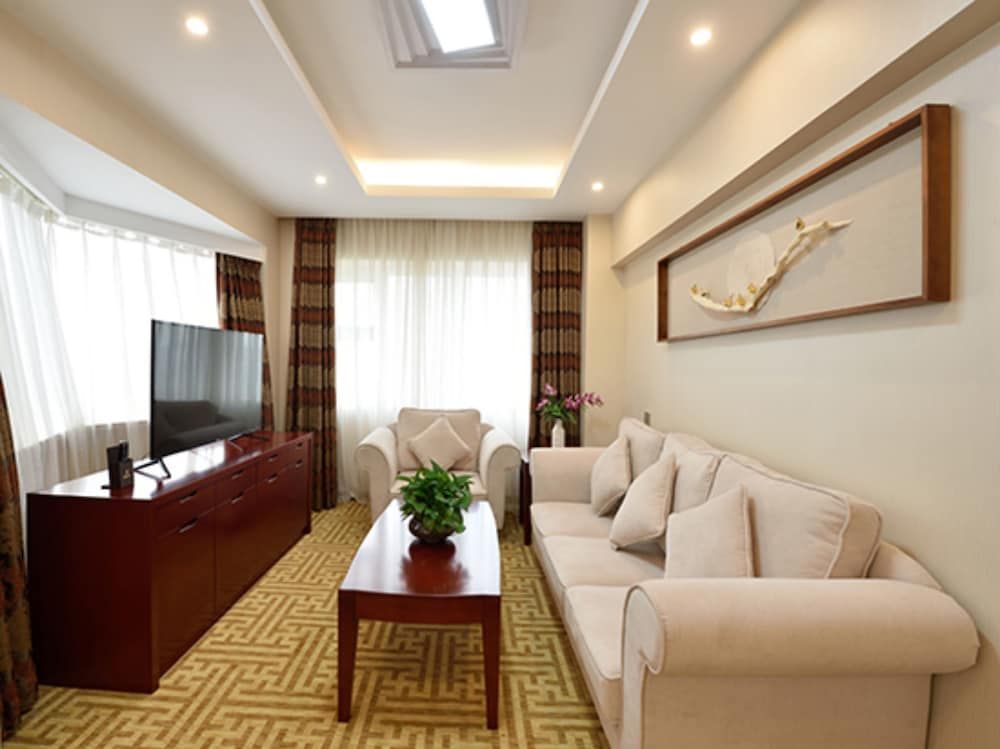 Golden Oasis Hotel Elegant Suite 2