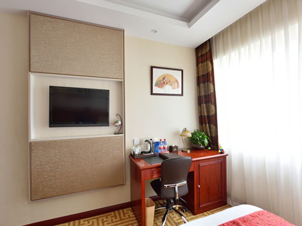 Golden Oasis Hotel Elegant Suite 3