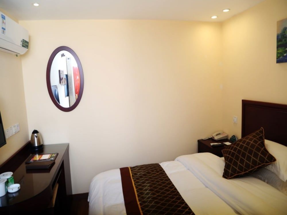 undefined GreenTree Inn Shanghai Pudong Airport Heqing Huanqing Middle Road Express Hotel 2