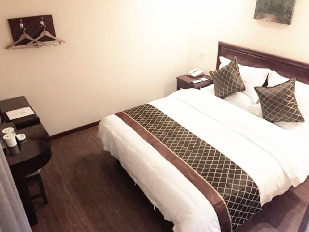 undefined GreenTree Inn Shanghai Pudong Airport Heqing Huanqing Middle Road Express Hotel 7