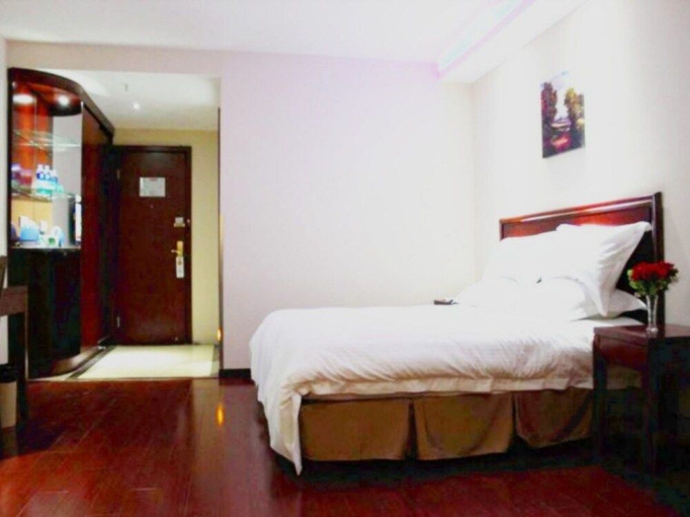 undefined GreenTree Inn Shanghai Jiading Anting Motor City Express Hotel 4