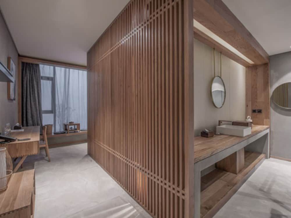 undefined YU HOTEL 2