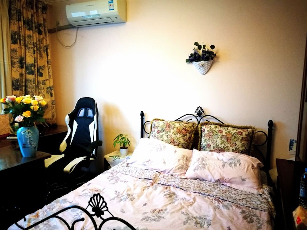 Shanghai The Bund View Guesthouse Room with Balcony 2