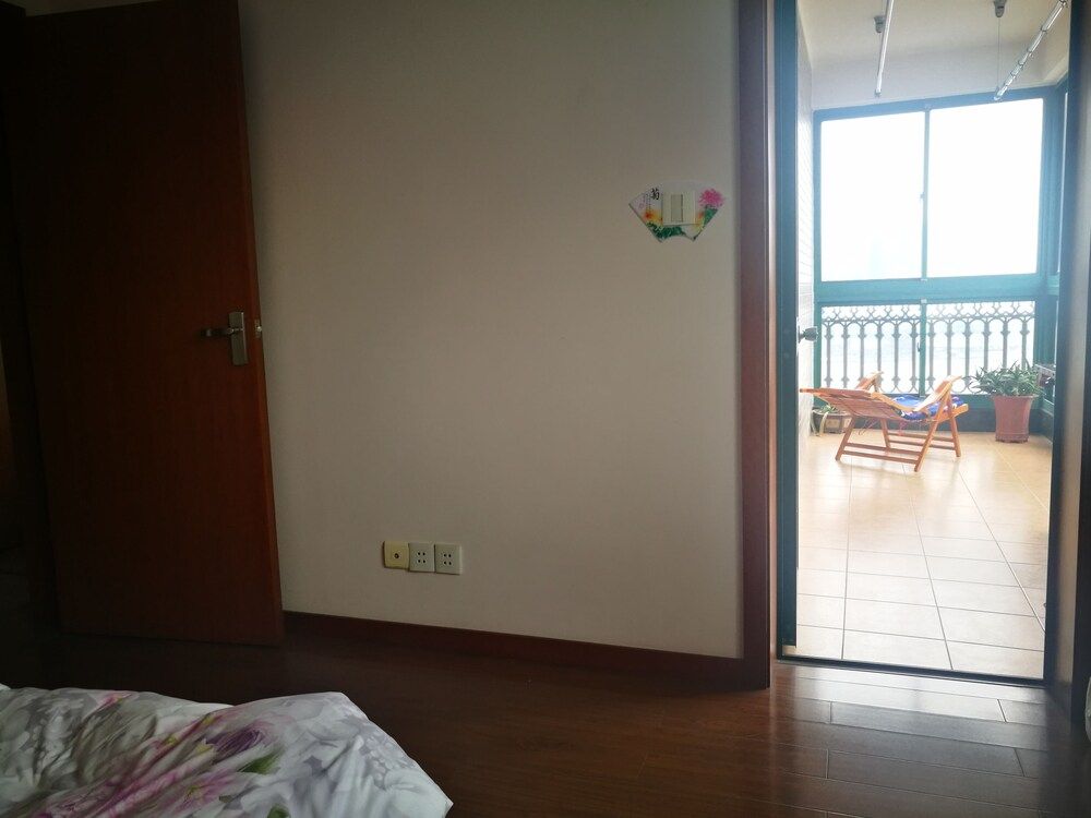 Shanghai The Bund View Guesthouse Room with Balcony 9