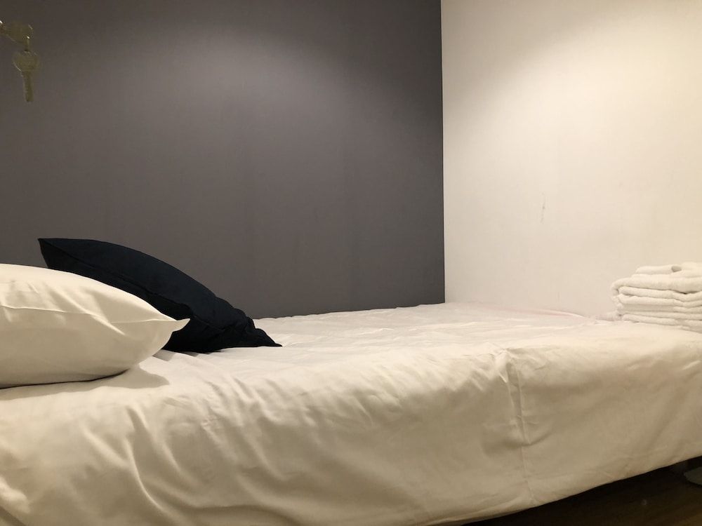 undefined Henry's Apartment- Executive 717 4