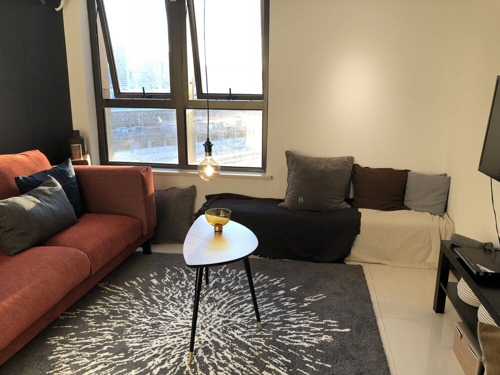 undefined Henry's Apartment- Executive 717 9