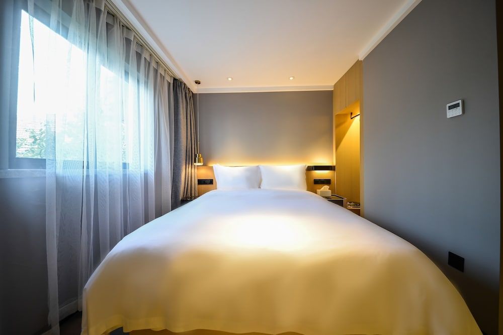 MIJU HOUSE Gubei-a small white building beside Shanghai oil painting sculpture institute Standard Double Room(Accept reservations with non transit visa-free) 3