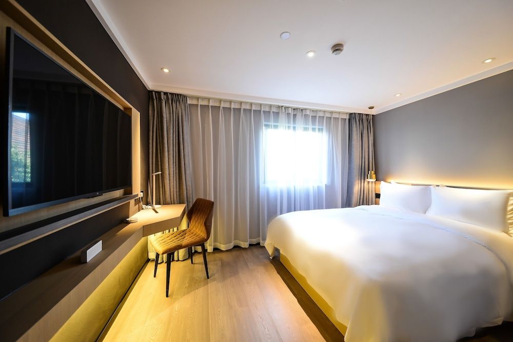 MIJU HOUSE Gubei-a small white building beside Shanghai oil painting sculpture institute Standard Double Room(Accept reservations with non transit visa-free) 2