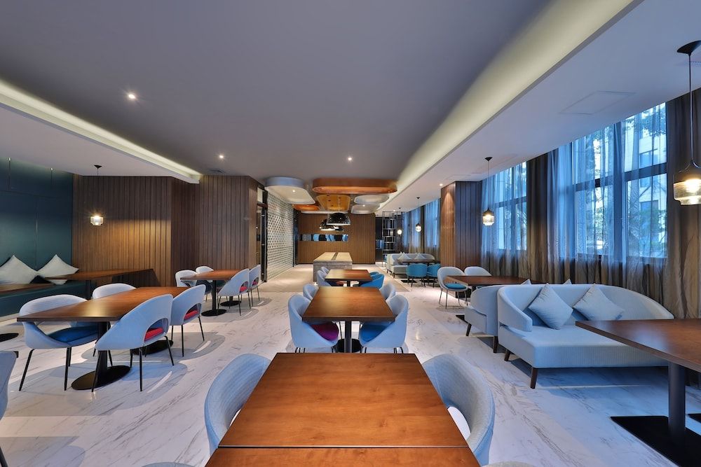 undefined Orange Hotel Select 9