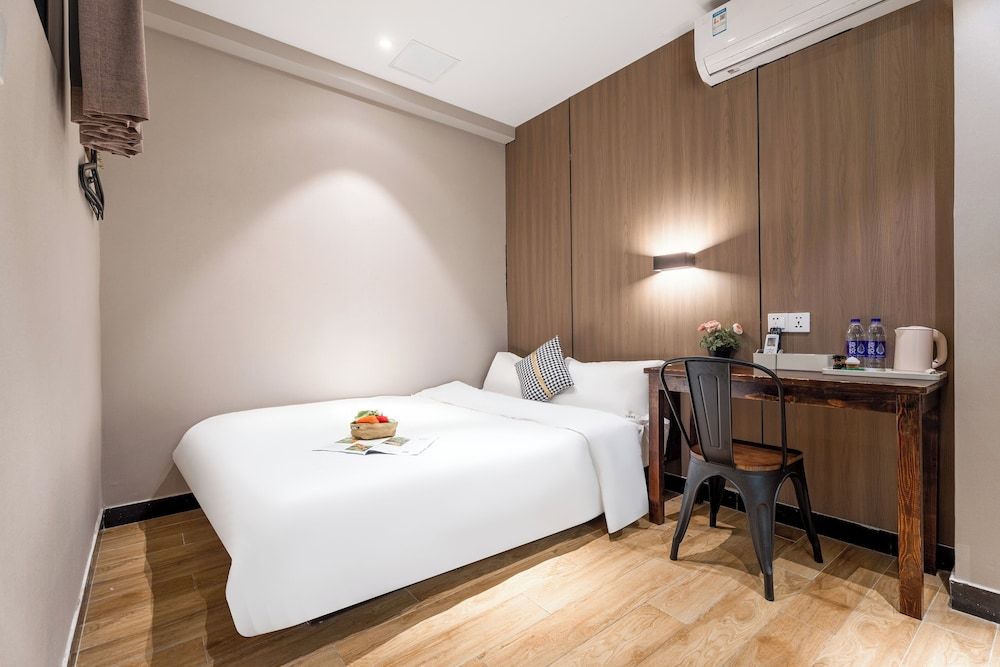 Shanghai Meego Yes Hotel Economy Double Room, No Windows 4