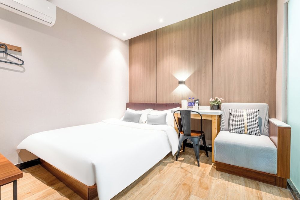 Shanghai Meego Yes Hotel Economy Double Room, No Windows 7