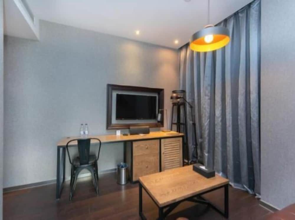 Orange Hotel Select Hongqiao Gubei Deluxe Twin Room 2
