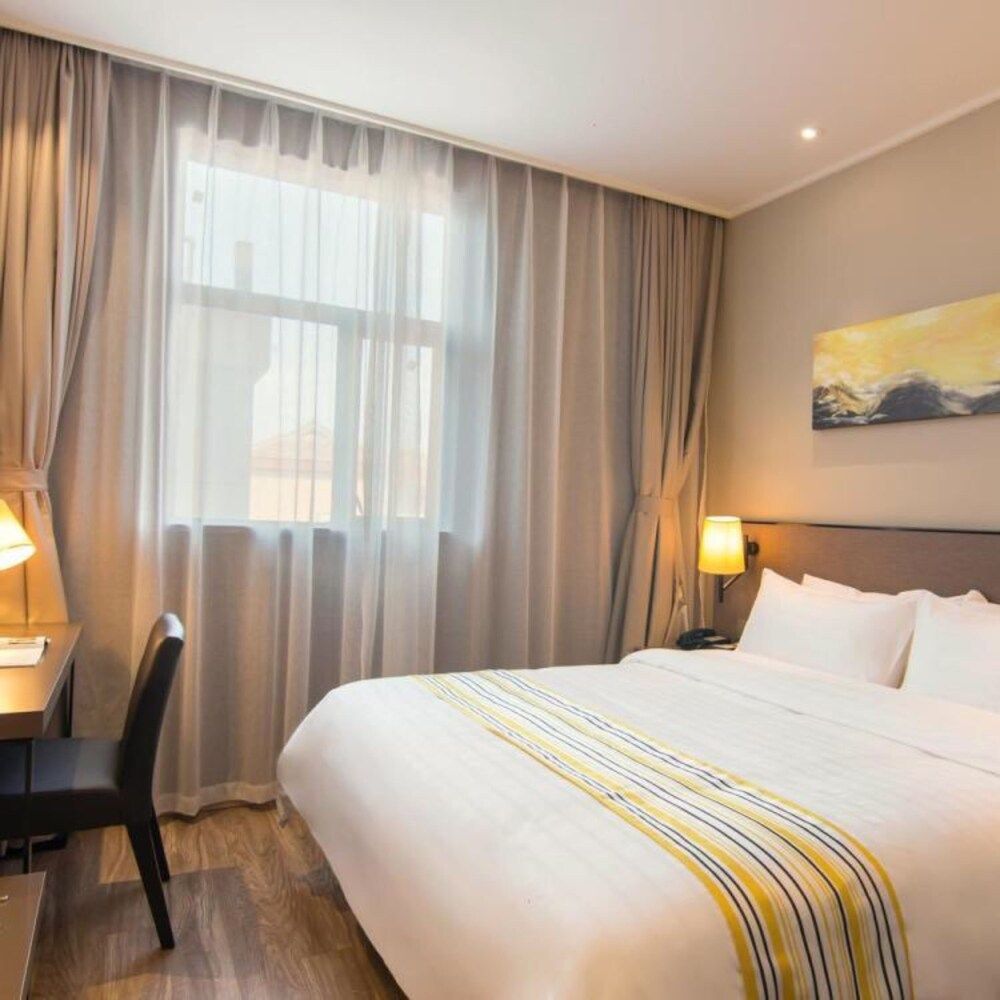 undefined Home Inn Plus (Shanghai Pudong Airport) 4