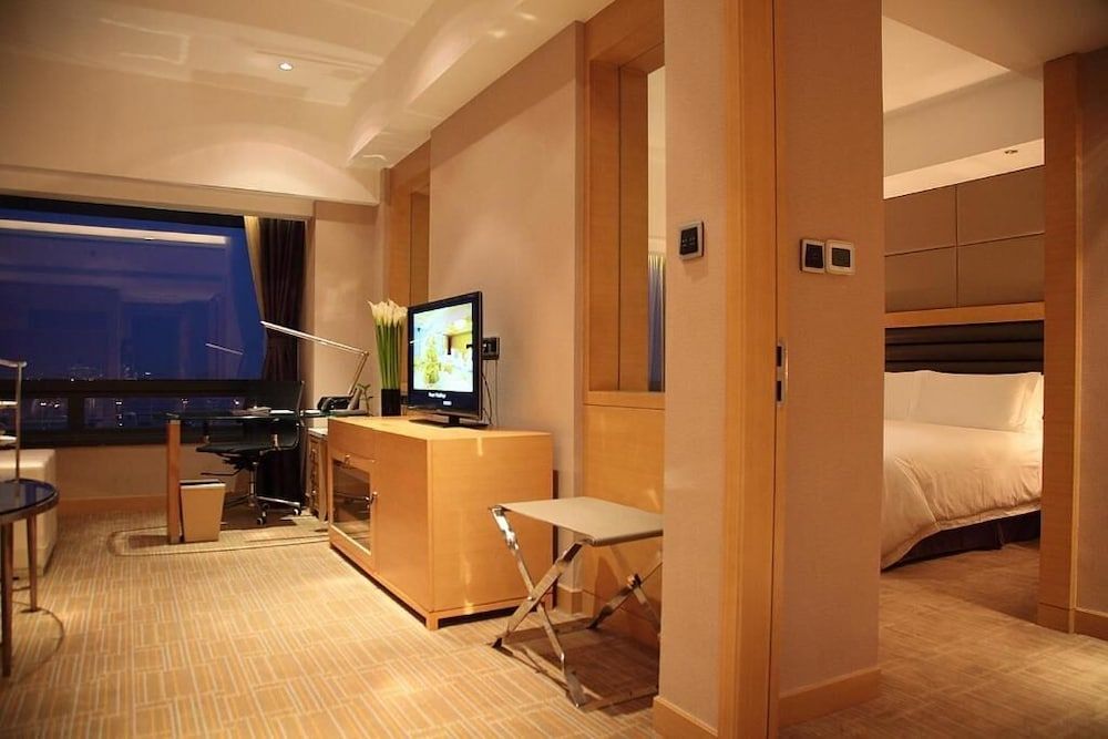 undefined Shanghai HongQiao Airport Hotel 5