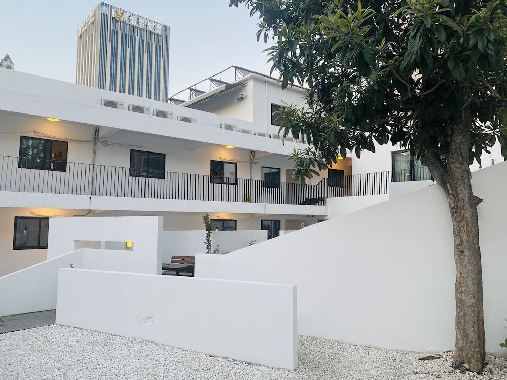 undefined Hidden Garden International Youth Hostel - Oriental Pearl & Lujiazui 2