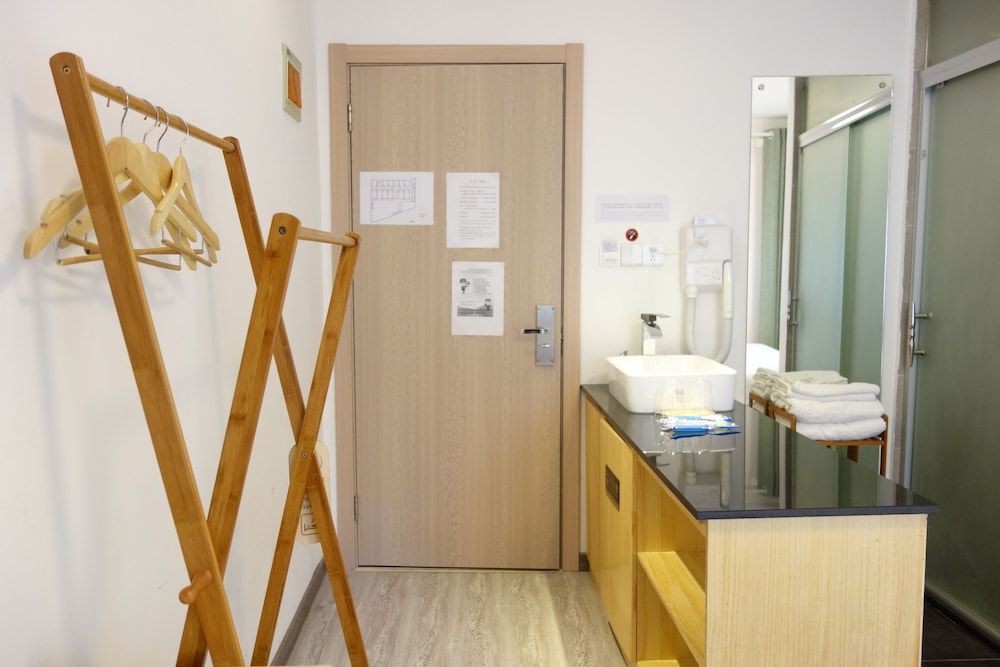 Hidden Garden International Youth Hostel - Oriental Pearl & Lujiazui Basic Double Room 7