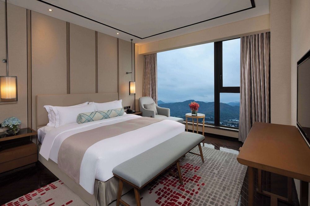 Executive Suite, 1 King Bed, Smoking
