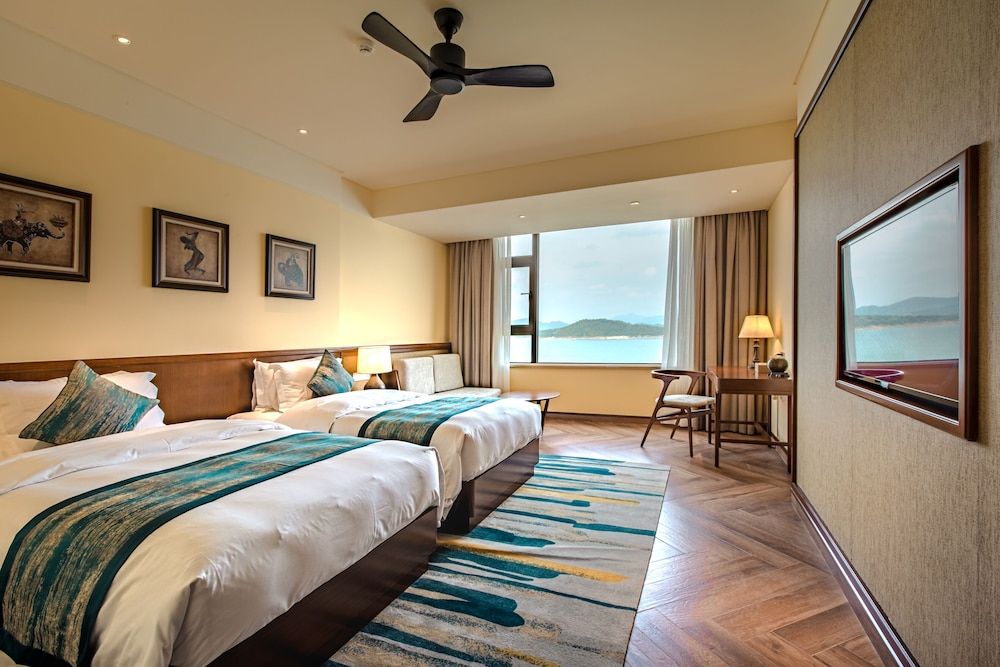 Deluxe Room, 2 Twin Beds, Smoking, Lake View