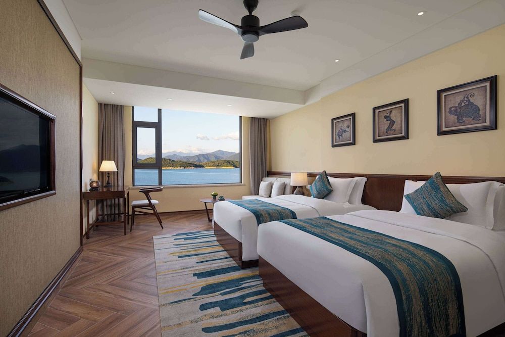 Deluxe Room, 2 Twin Beds, Smoking, Lake View