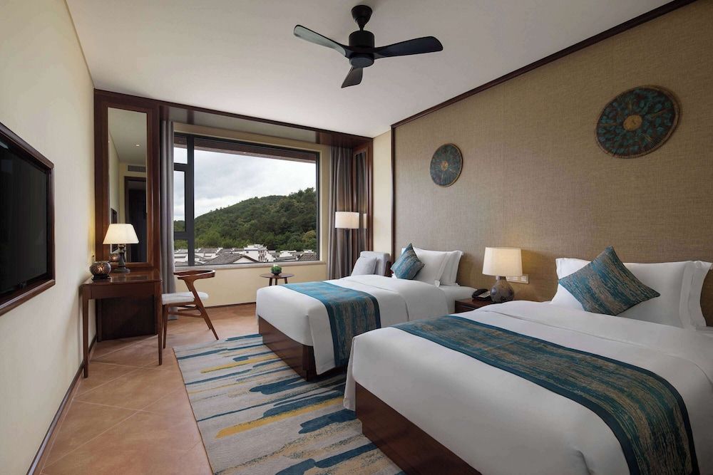 Superior Room, 2 Twin Beds, Smoking, Hill View
