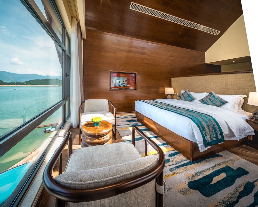 Suite, 1 King Bed, Non Smoking, Lake View (Pool)
