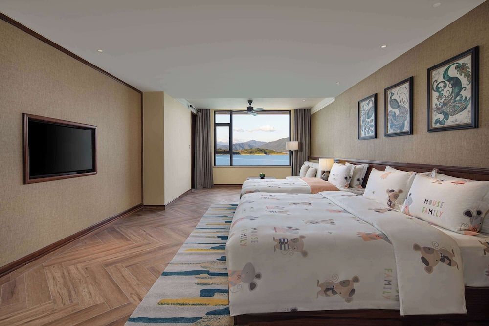 Family Suite, Multiple Beds, Smoking, Lake View