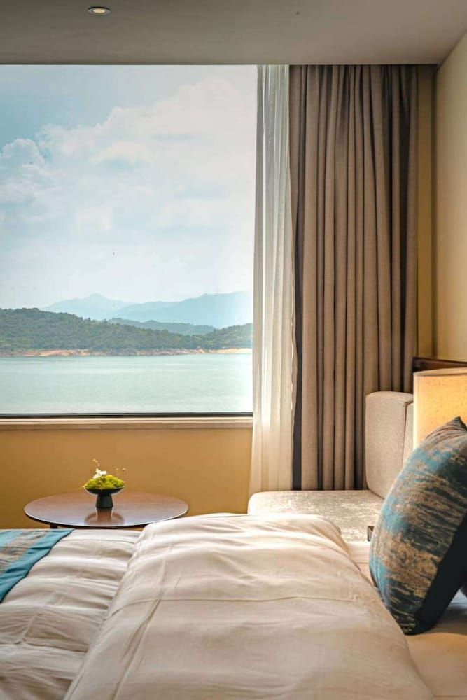 Deluxe Room, 1 King Bed, Non Smoking, Lake View