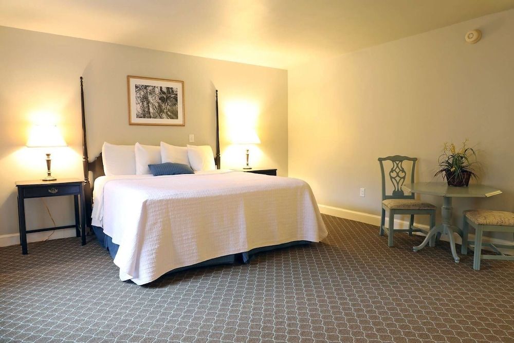 Superior Room, 1 King Bed, Non Smoking, Hill View