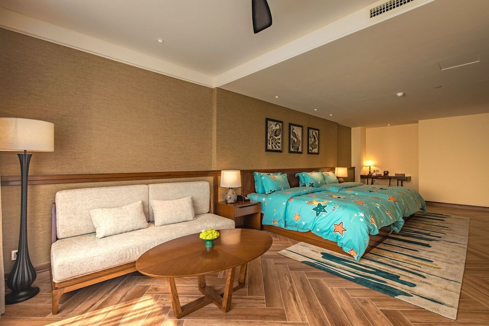 Family Suite, Multiple Beds, Smoking, Lake View