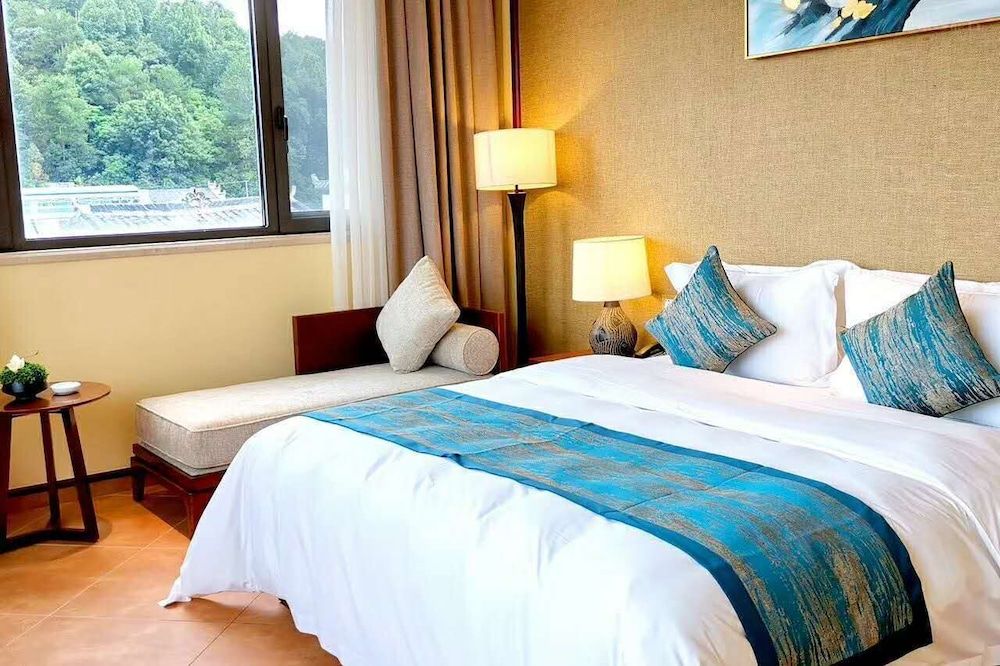 Superior Room, 1 King Bed, Smoking, Hill View