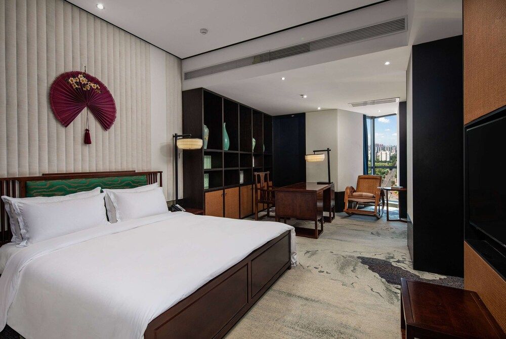 Deluxe Room, 1 King Bed, Bathtub
