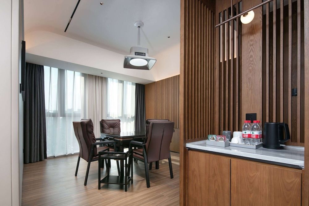 Suite, 1 King Bed, Smoking (Mahjong)