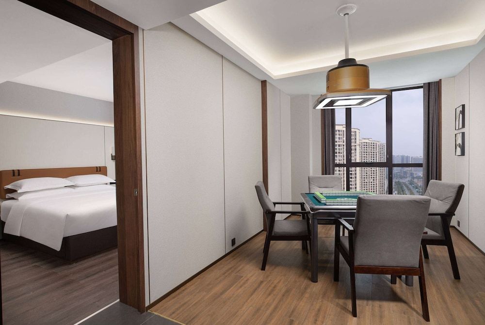 Room, 1 King Bed, Non Smoking (Mahjong)
