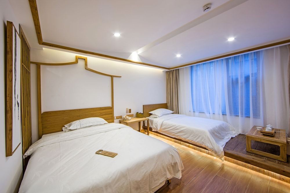 Family Room, Multiple Beds, Refrigerator