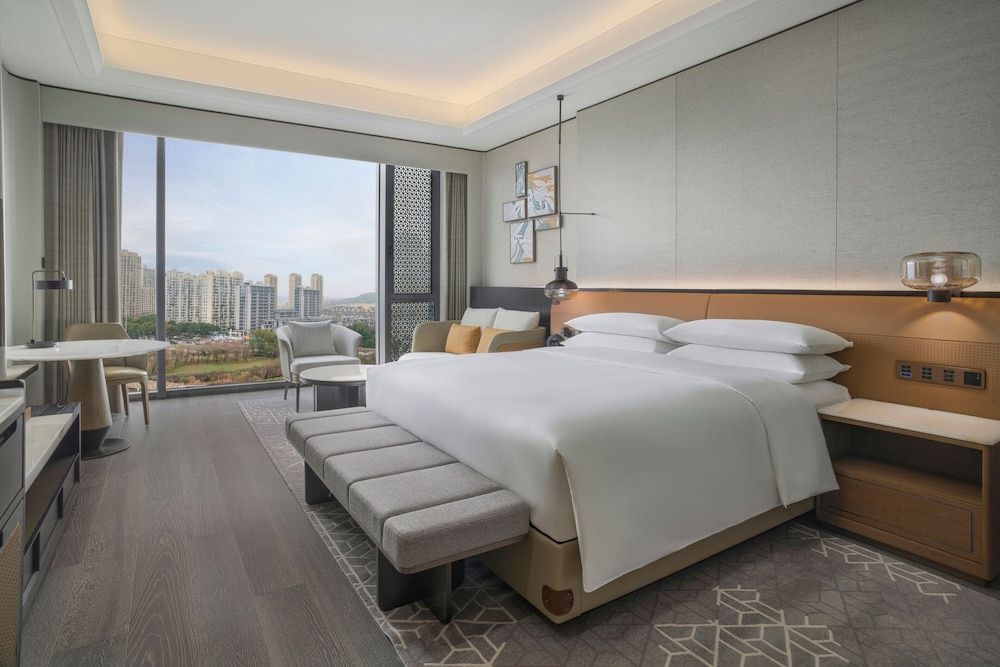 Deluxe Room, 1 King Bed, City View
