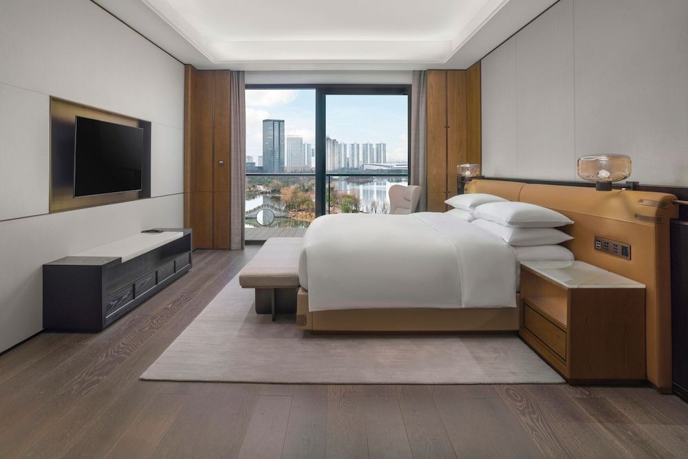 Executive Suite, 1 King Bed, Lake View