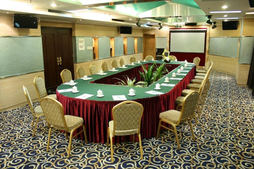 undefined Lifu Hotel - Huang Pu Road Run Du