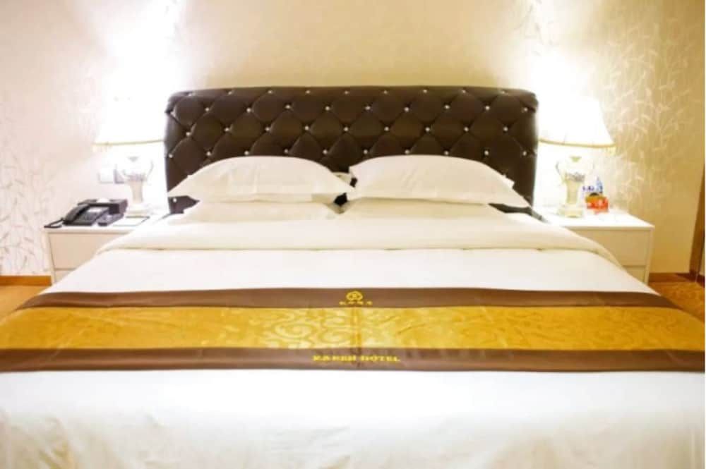 Karen Hotel Deluxe Double Room 3