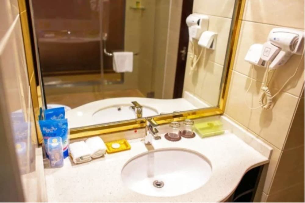 Karen Hotel Deluxe Twin Room 4